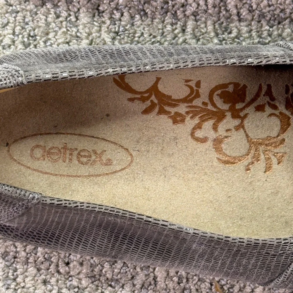 Aetrex Slip-On Flats Women's Size 6 6.5 Gray Lizard Print Leather Shoes
